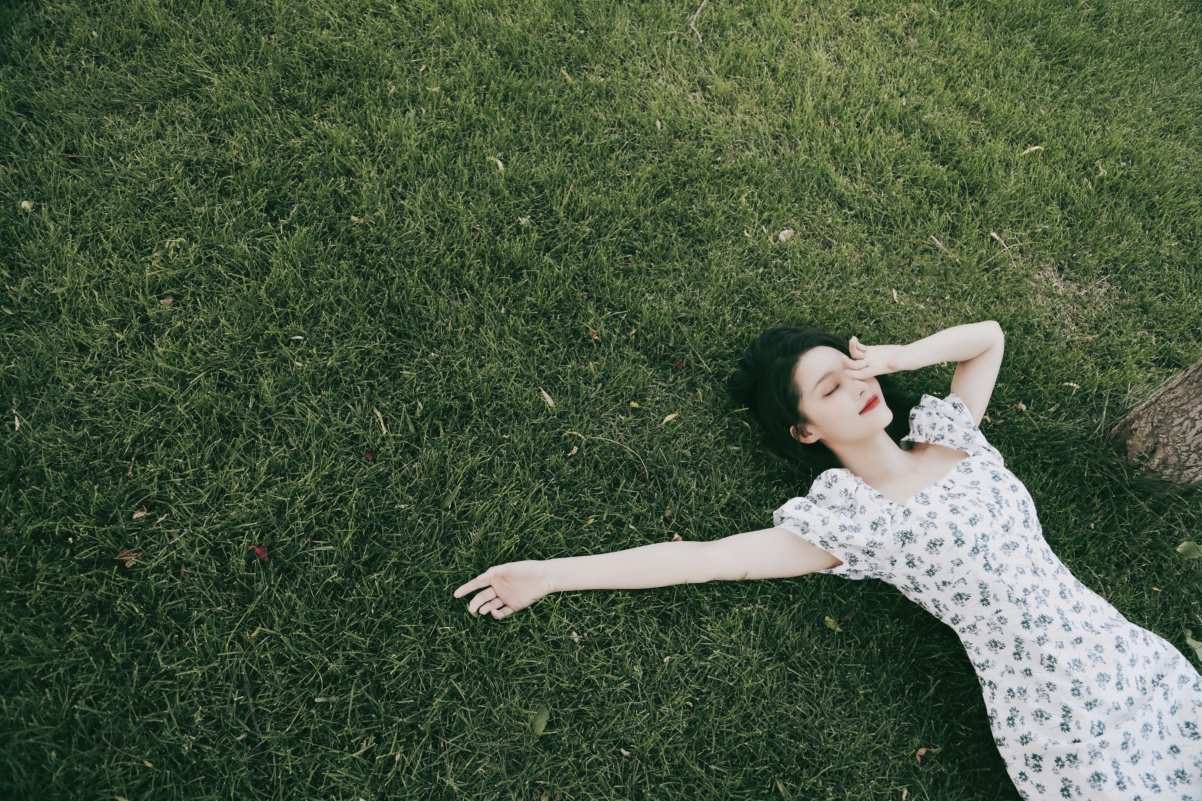 李沁 睡在草地上的小清新美女4k壁纸