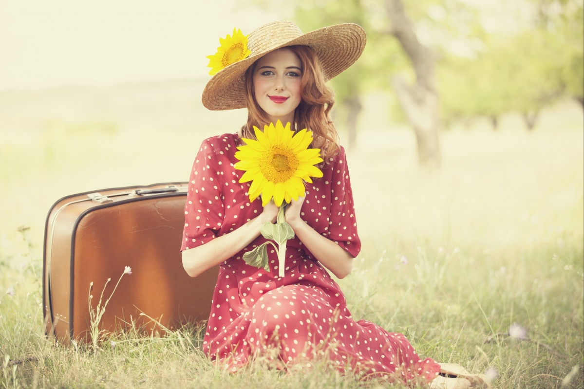 美女 裙子 微笑 帽子 旅行箱 向日葵 自然 摆姿势 4k壁纸