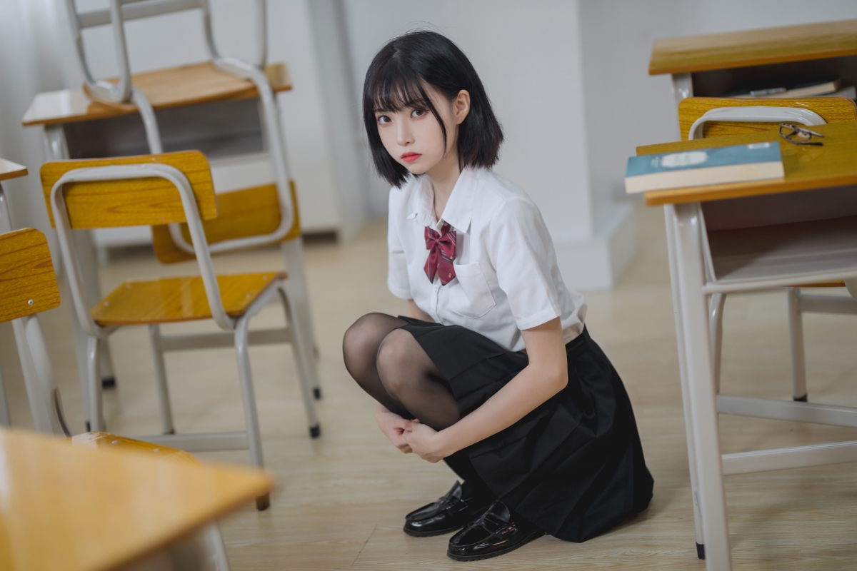 cosplay 女学生 校服 黑色连裤袜 教室 美女 4k 高清 壁纸